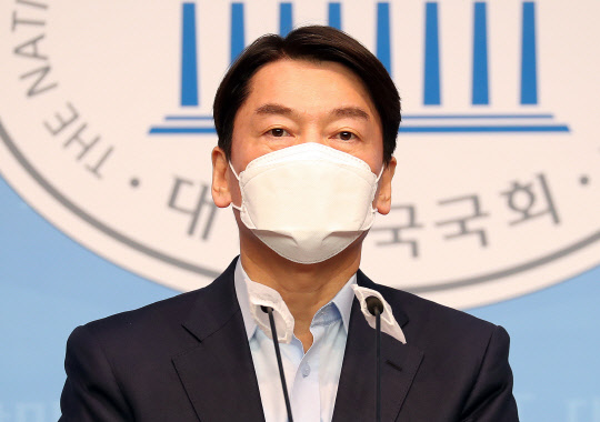안철수 국민의당 대표가 20일 국회 소통관에서 열린 기자회견에서 서울시장 보궐선거 출마를 공식 선언하는 모습. 연합뉴스.